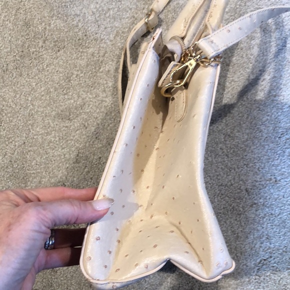 Crossi Woman’s Ostrich Faux Leather Bow Camel Tan Double Pocket Gold Zip Bag - Picture 4 of 8